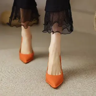 2023 ใหม่อ่อนหนังแข็งของสีลูกกวาดสีเดี่ยวรองเท้าผู้หญิงง่ายๆชี้นิ้วเท้าสบายส้นสูงรองเท้าผู้หญิง