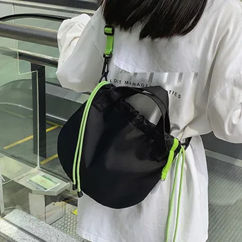 แข็งของสีของไนล่อน Totes ไหล่ถุงสำหรับผู้หญิง 2023 Personalized Pleated Drawstring ผู้หญิงกระเป๋าเรียบง่ายเสียงผู้หญิง Commuter กระเป๋า